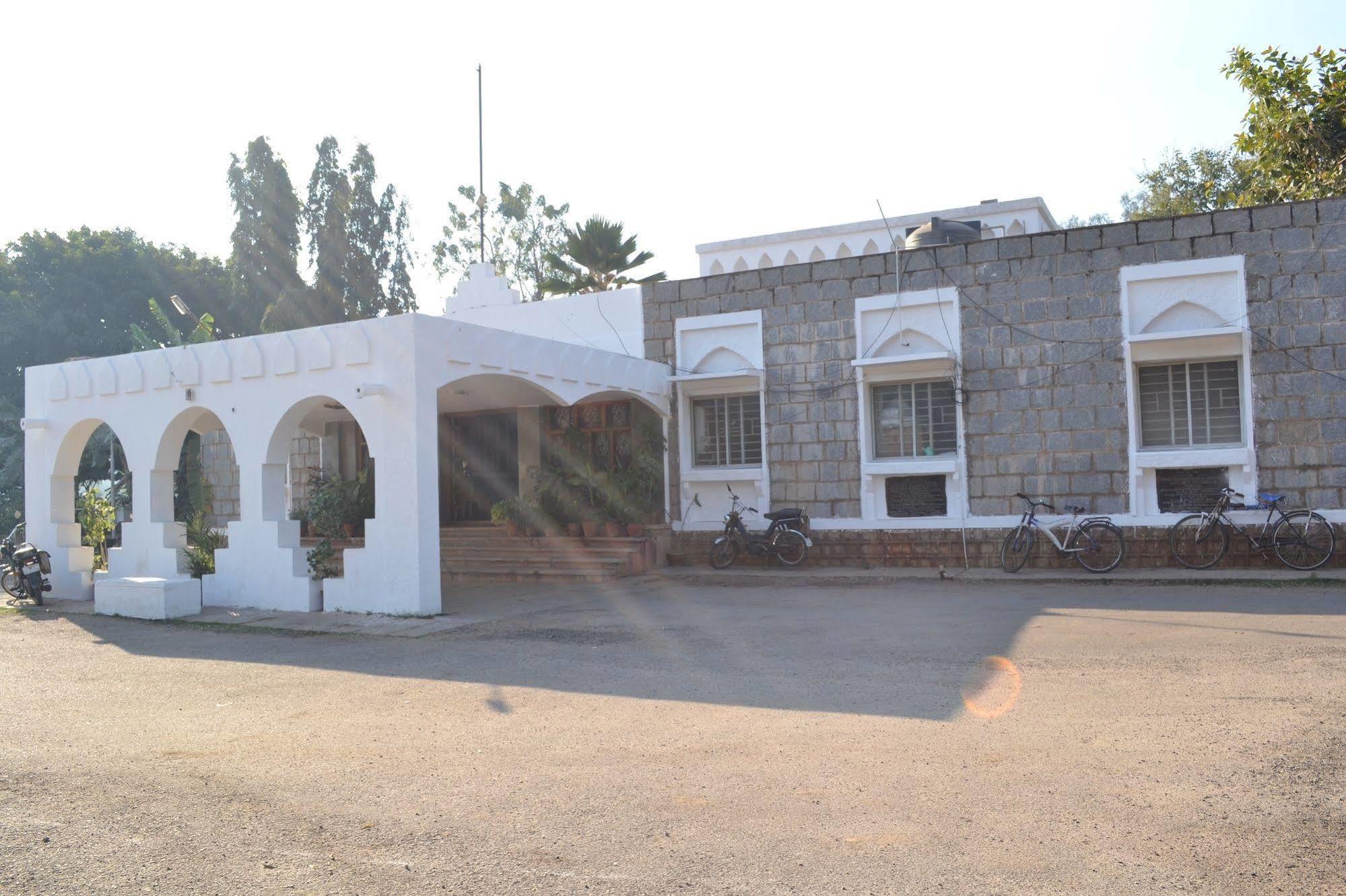 Kstdc Hotel Mayura Bhuvaneshwari Kamalapur Hampi Exterior photo